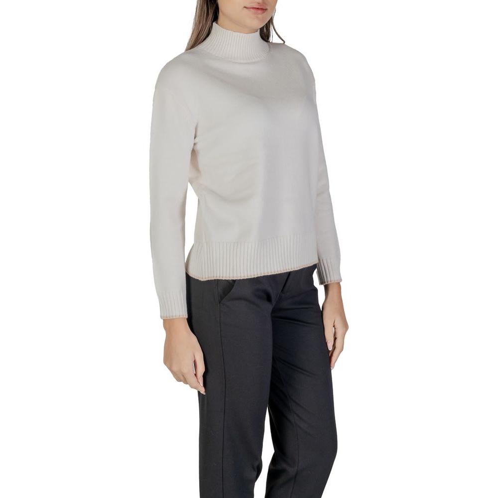 Street One cream polyester sweater for women, fall/winter collection, showcasing a classic knitwear design ideal for cool weather.