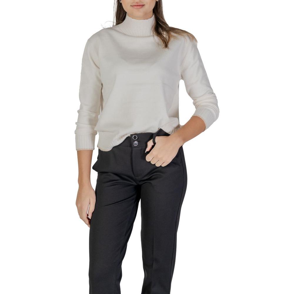 Woman wearing Street One cream polyester sweater, fall/winter knitwear fashion.