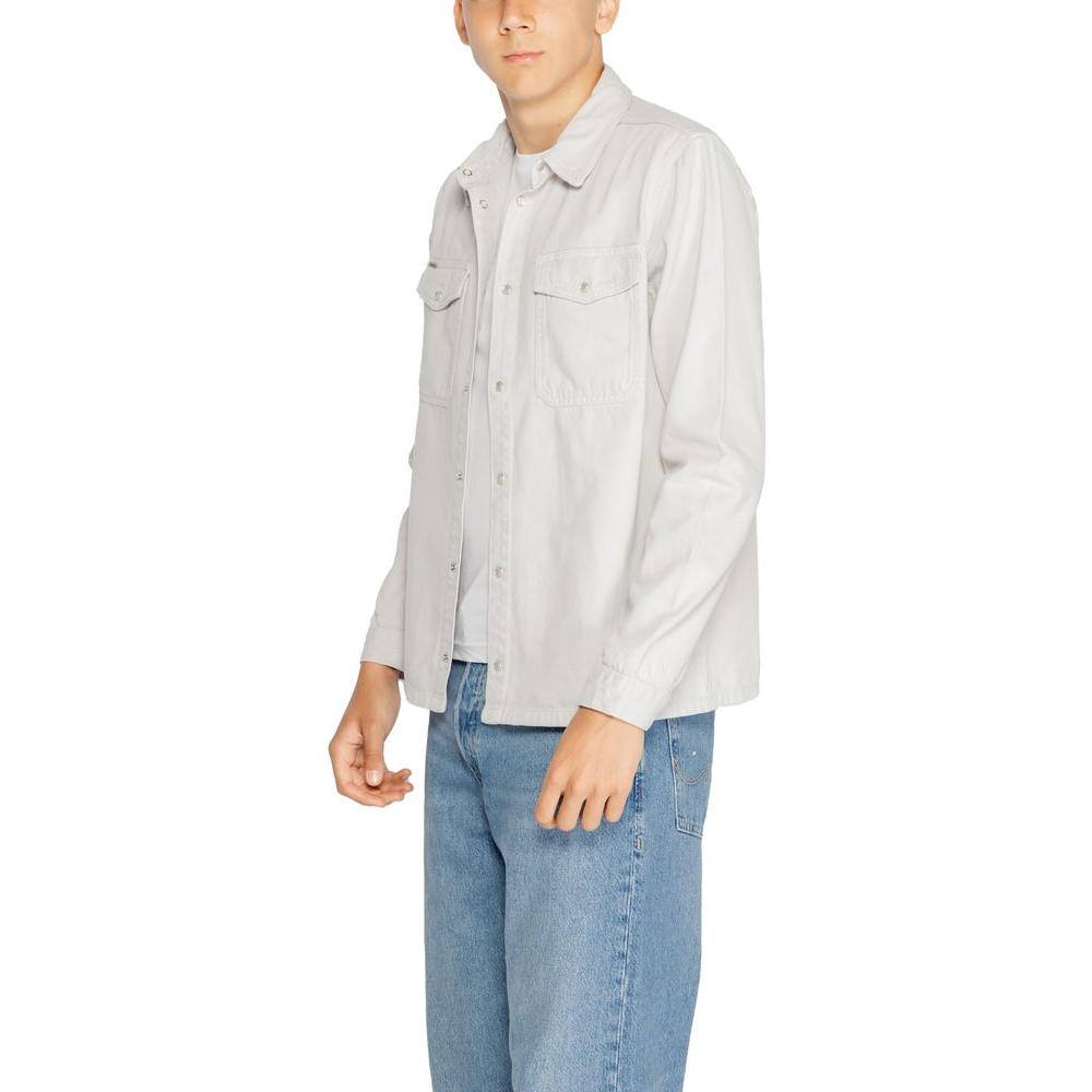 Man wearing Antony Morato gray cotton shirt from Fall/Winter collection, 100% cotton, casual fashion look in denim jeans.