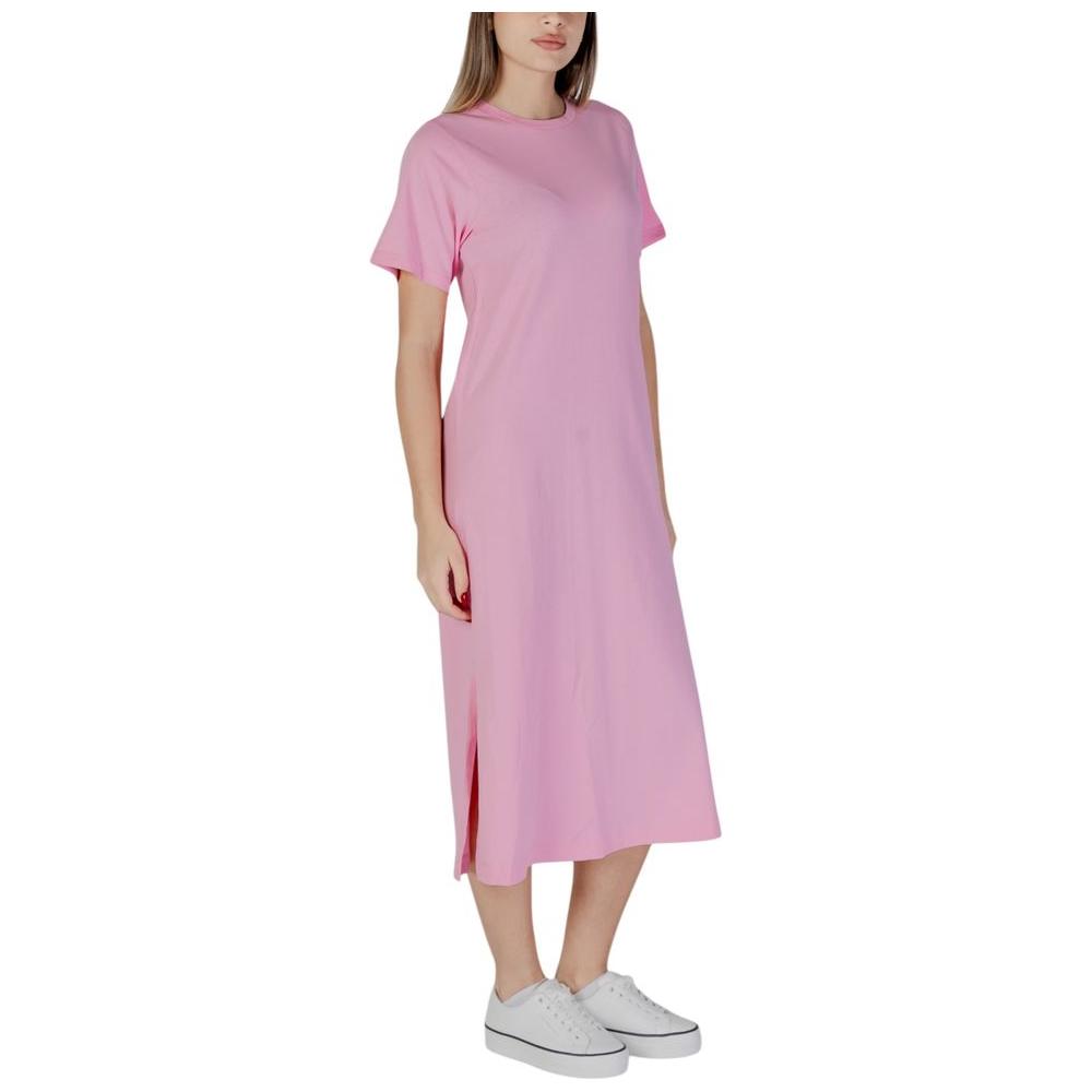 B.Young multicolor cotton dress, women's spring/summer collection, worn by model, side view, casual pink dress with short sleeves and side slit.