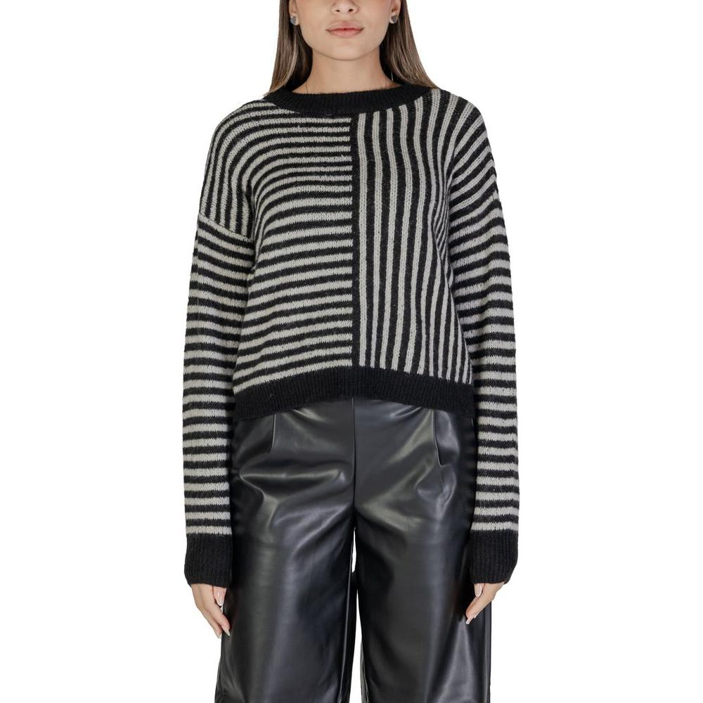 Vero Moda black and white striped recycled polyester sweater for women, fall/winter collection, sustainable knitwear fashion.