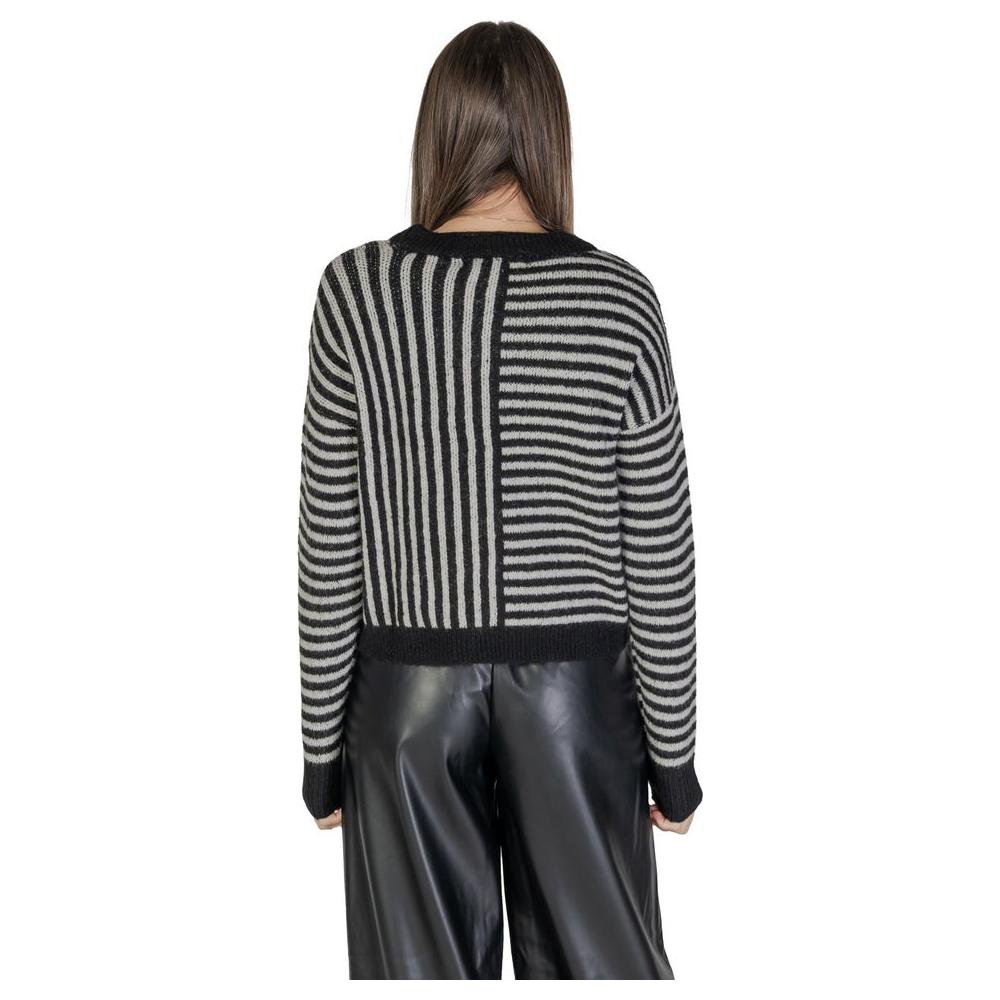 Back view of Vero Moda black and white recycled polyester sweater with striped pattern, fall-winter women's knitwear collection.