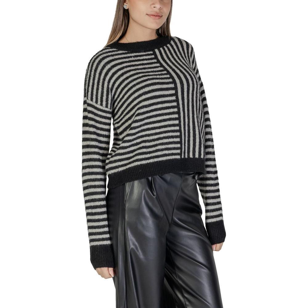Vero Moda women's black and white striped recycled polyester sweater, fall/winter knitwear collection.