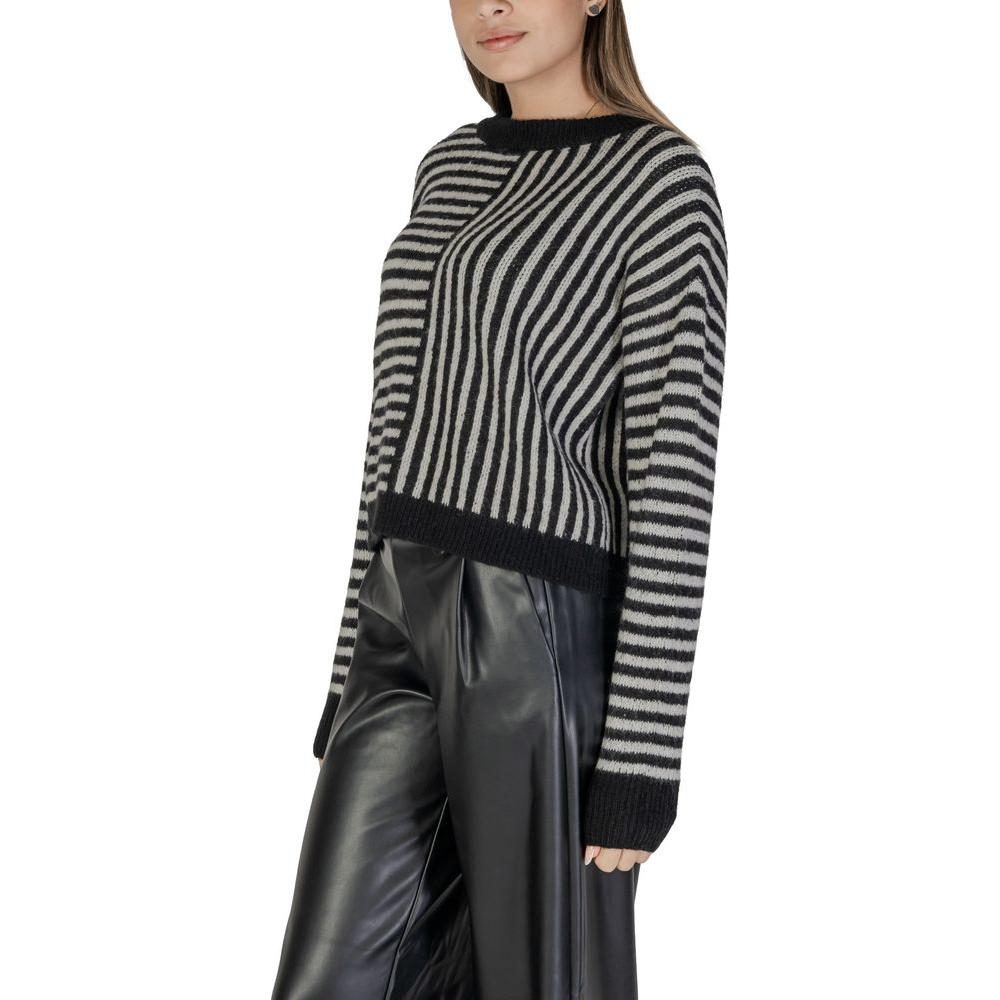 Vero Moda women's black and white striped recycled polyester sweater, fall/winter collection, sustainable knitwear.