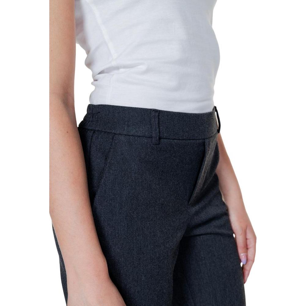 Vero Moda women's gray polyester regular pants, spring/summer collection, close-up view, showcasing comfort and style.