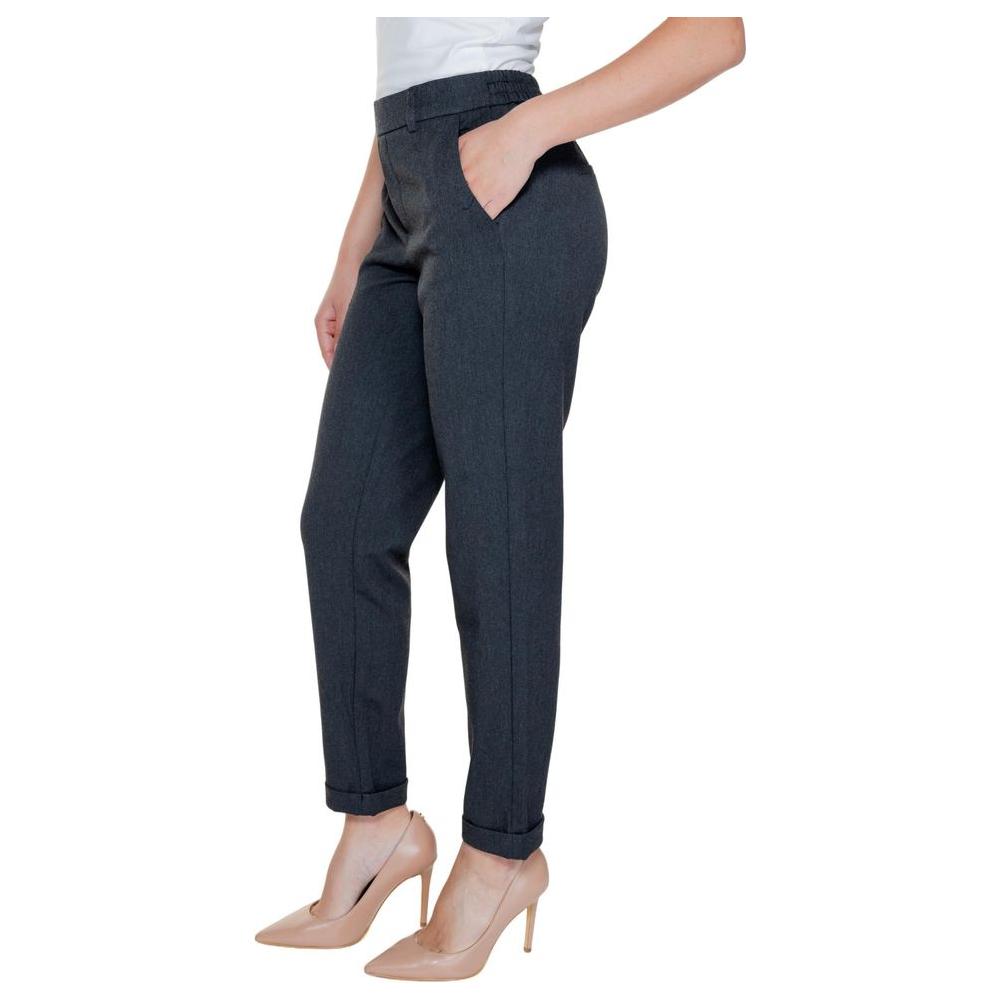 Vero Moda women's gray polyester pants, spring/summer collection, featuring regular fit and blend fabric for comfort and style.