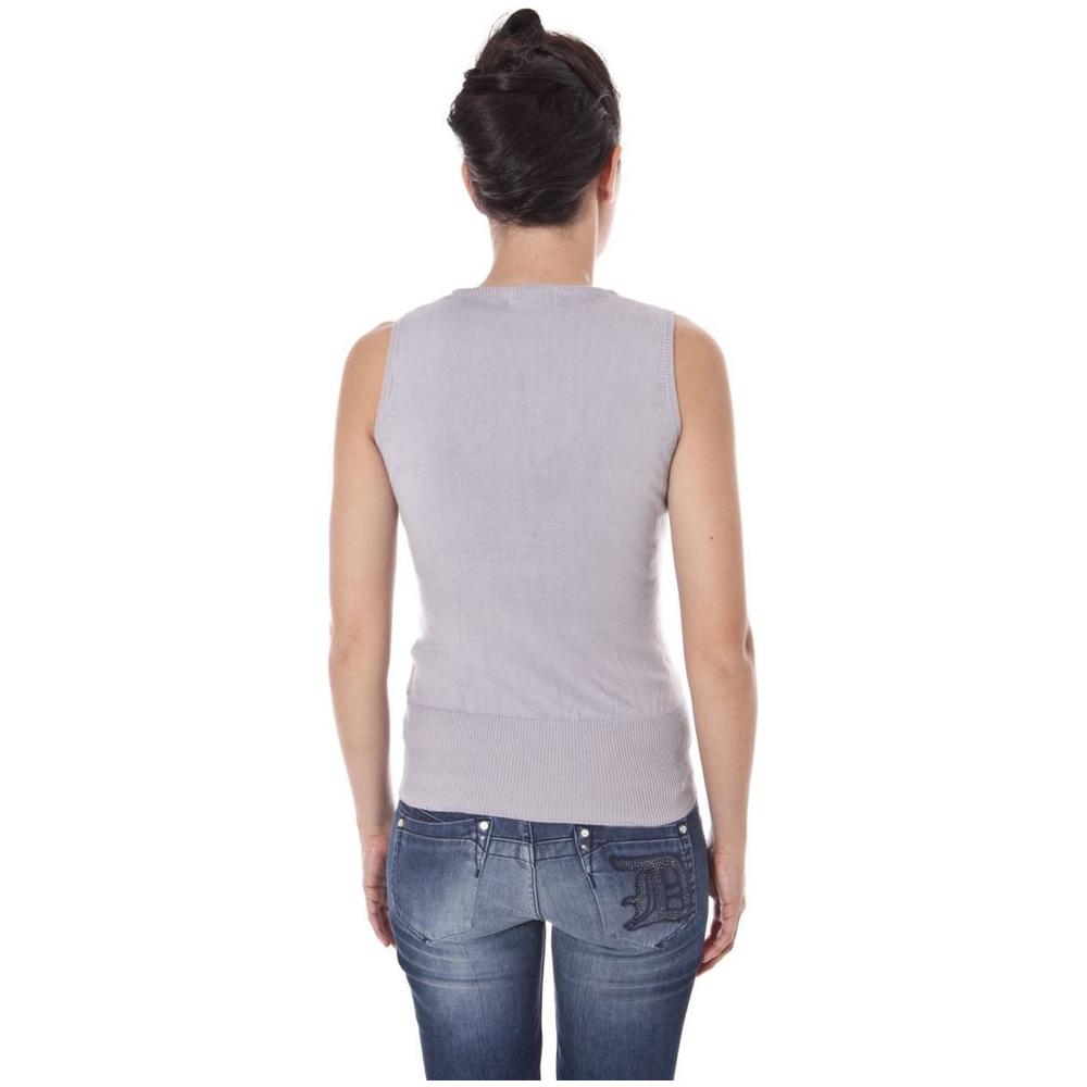 Back view of a person wearing a Datch gray cotton vest with a V-neck and logo detail, paired with blue jeans.