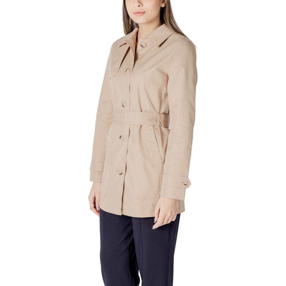 Street One beige cotton trench coat, ideal for transitional seasons, with a stylish and versatile design perfect for casual or formal occasions.