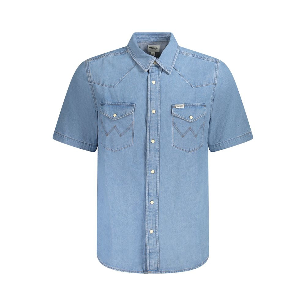 Wrangler light blue cotton men's shirt with automatic fastenings and two pockets, featuring iconic logo, front view.