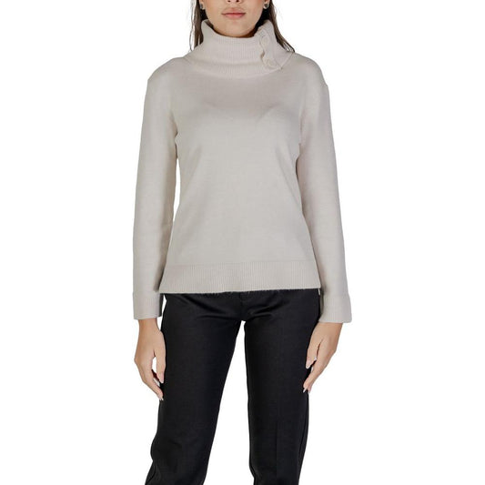 Woman wearing Street One cream viscose sweater, fall/winter collection, showing knitwear with a turtleneck design.