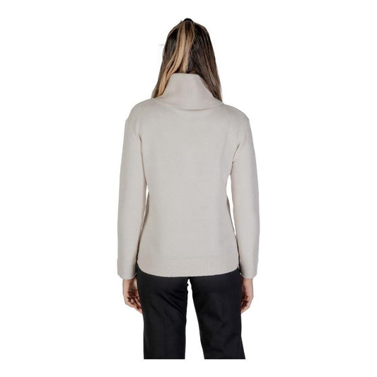 Back view of a woman wearing a Street One cream viscose sweater, fall/winter knitwear collection.