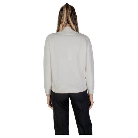 Back view of a woman wearing a Street One cream polyester sweater from the fall/winter women's knitwear collection.