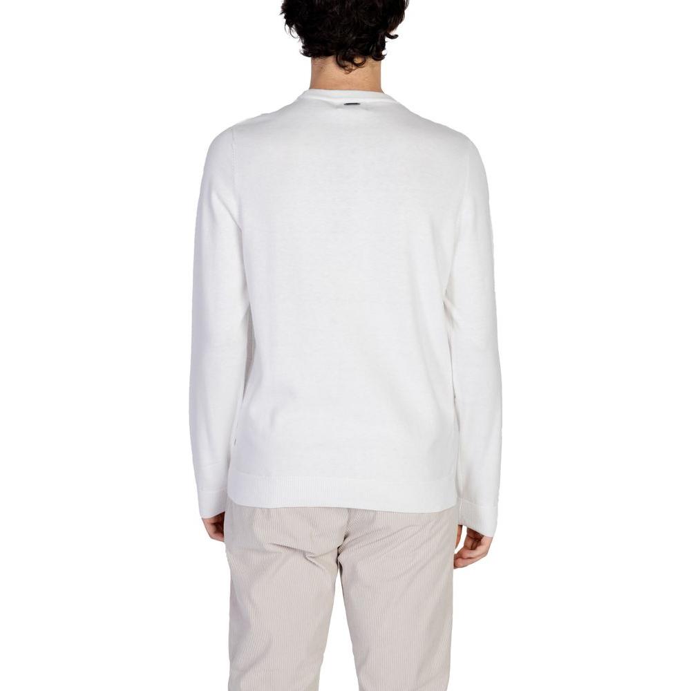 Front view with bag zipped and handles upright.