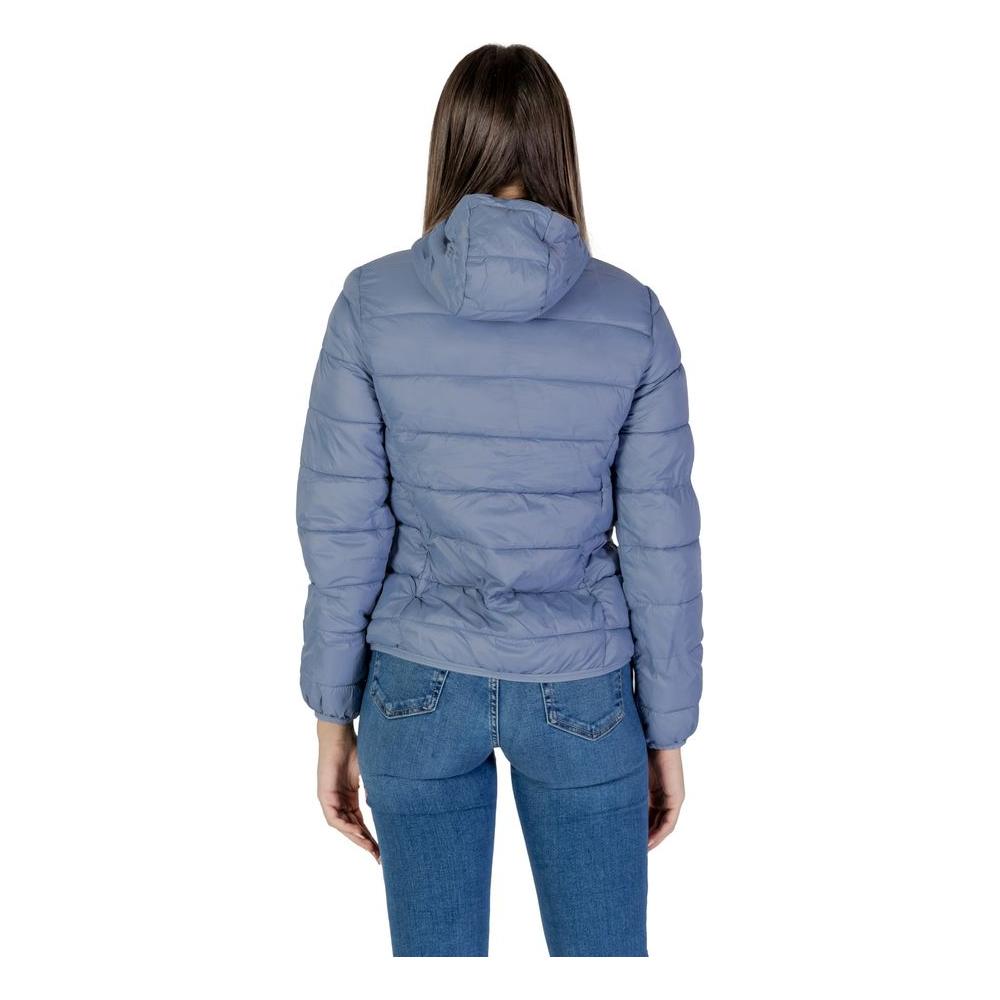 Front view with bag zipped and handles upright.