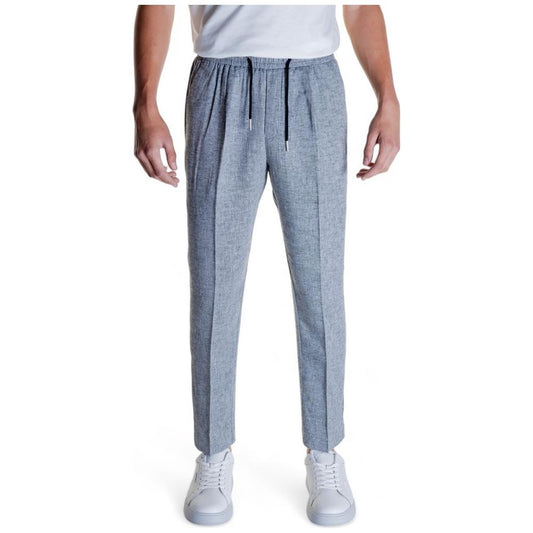 Men wearing Antony Morato black linen jeans pants, 54% linen, 46% viscosa, front view, casual style with drawstring, white sneakers