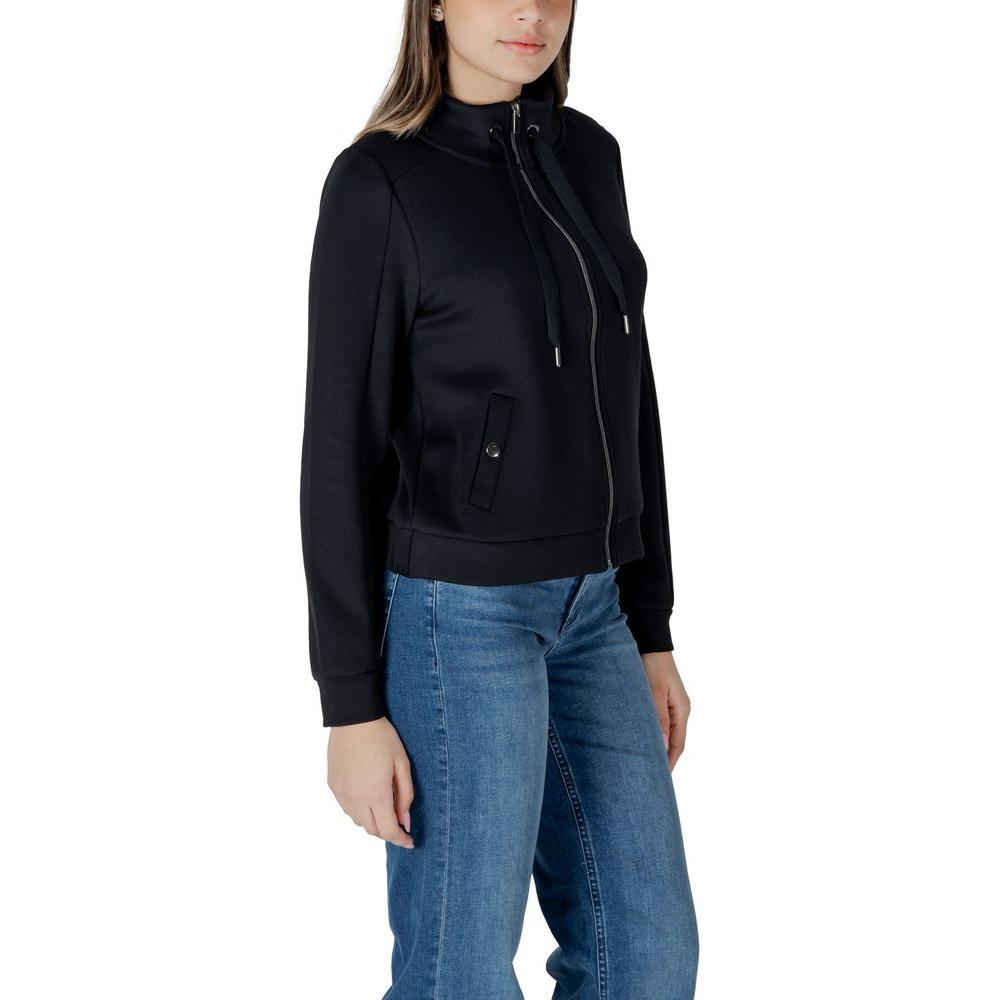 Front view with bag zipped and handles upright.