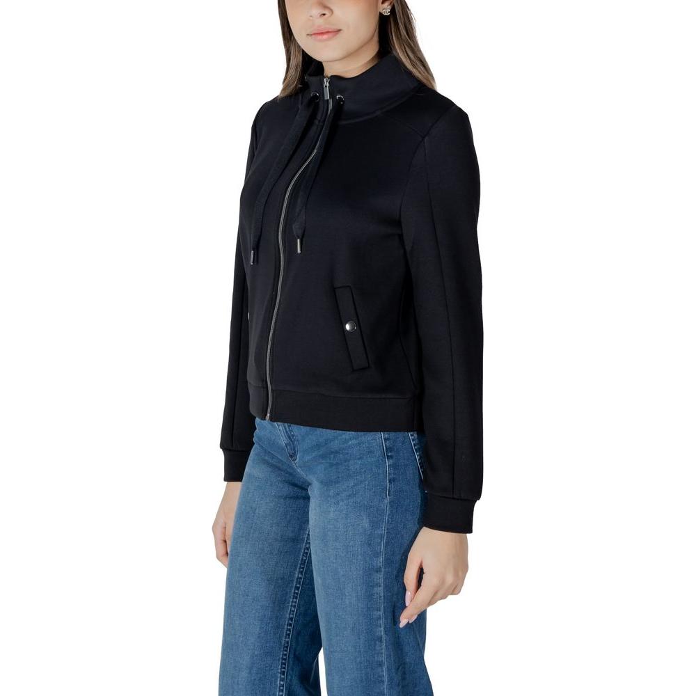 Front view with bag zipped and handles upright.