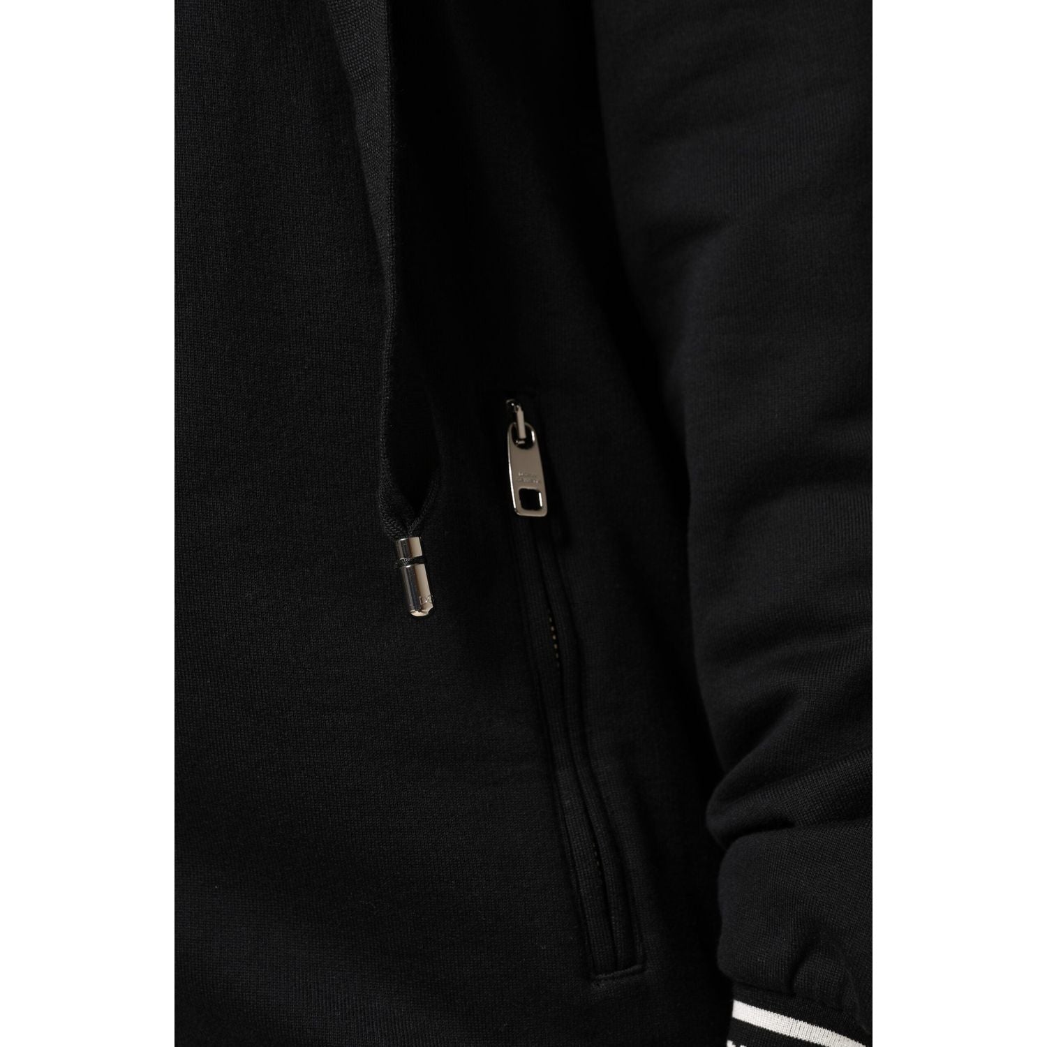Front view with bag zipped and handles upright.