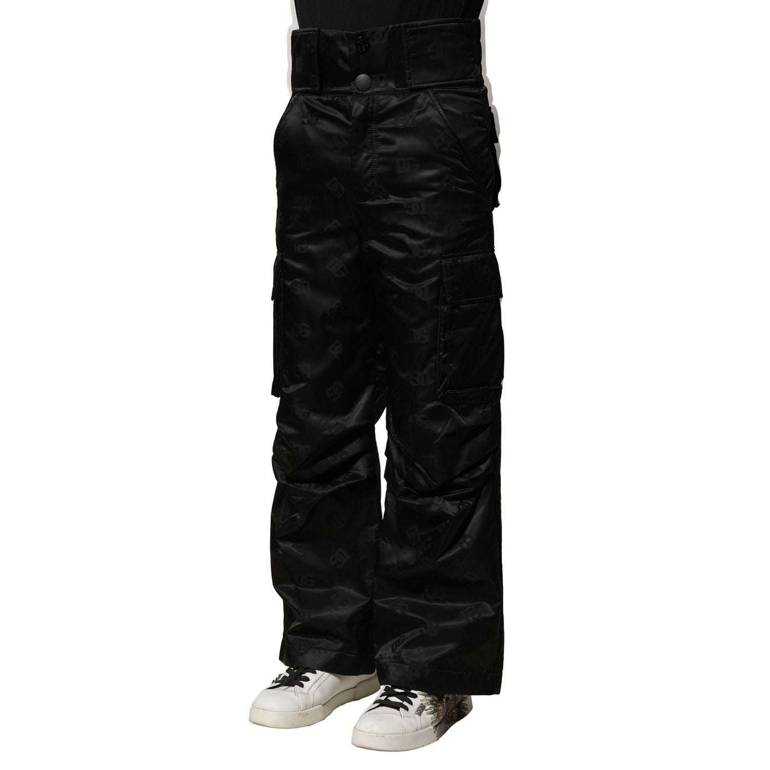 Front view with bag zipped and handles upright.