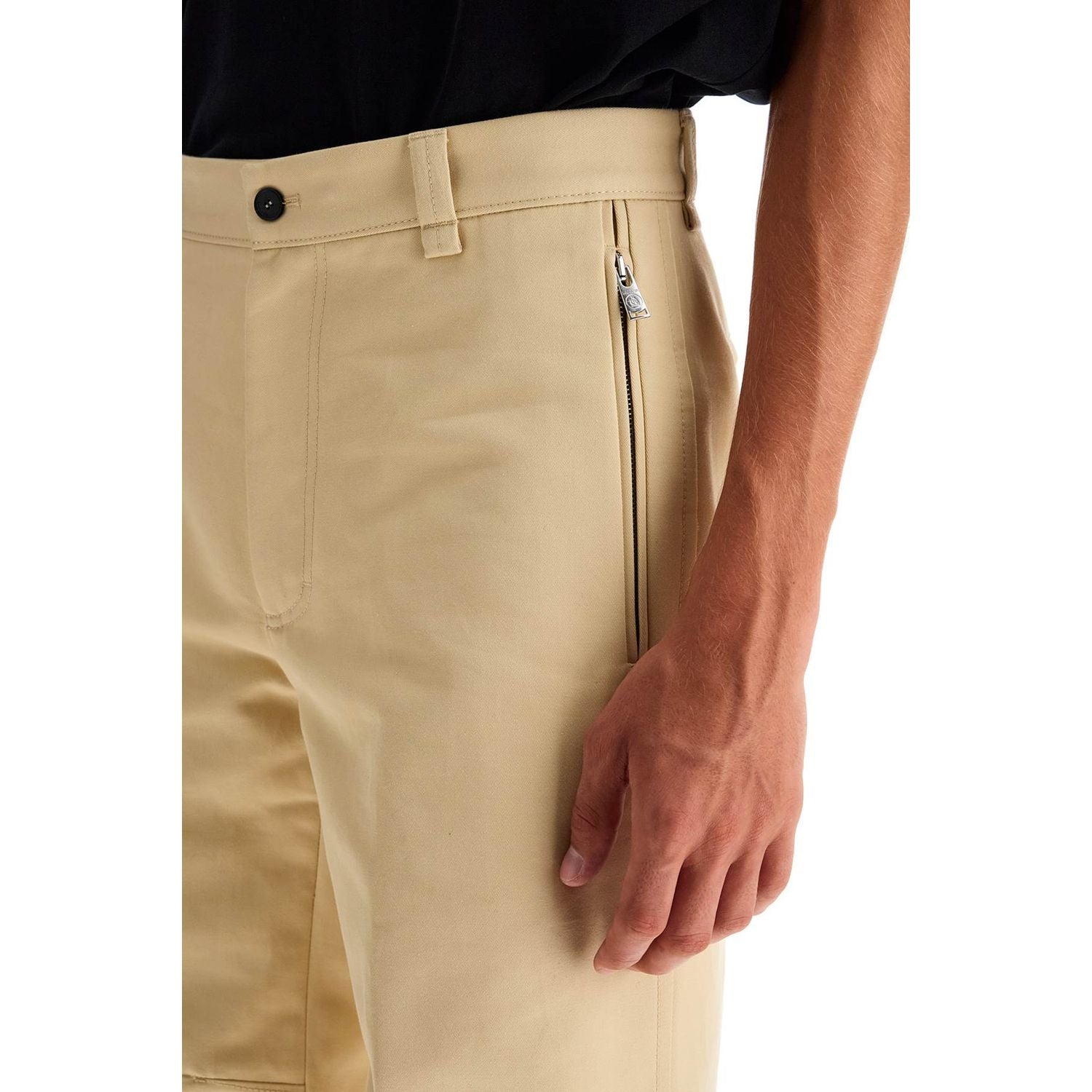 Front view with bag zipped and handles upright.