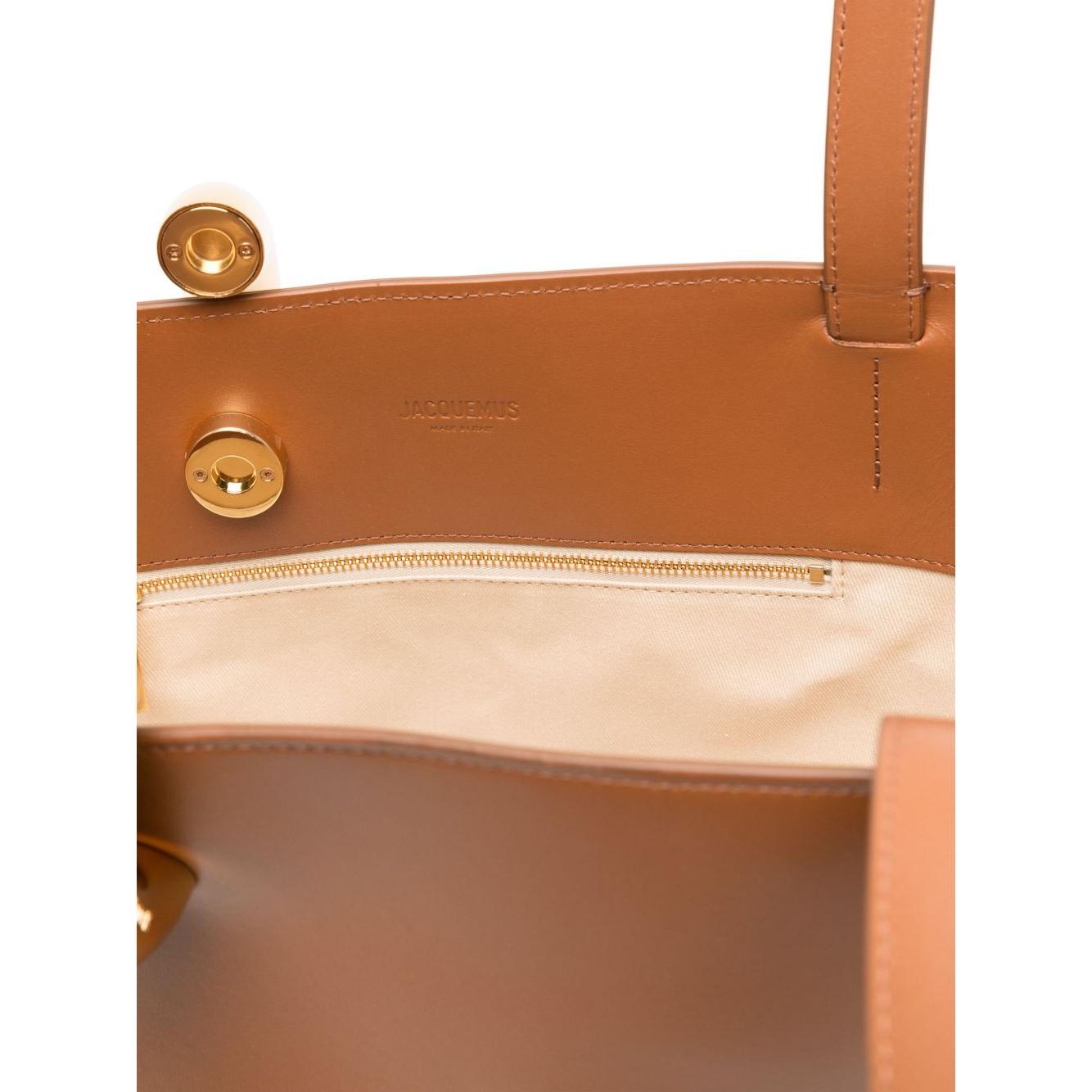 Front view with bag zipped and handles upright.