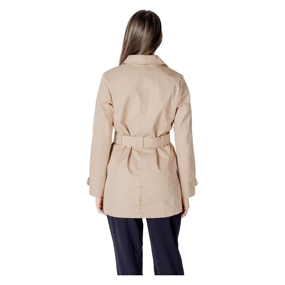 Front view with bag zipped and handles upright.